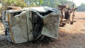 शिरसंगीत हत्तीने दोन चारचाकी केल्या ‘चक्काचूर’