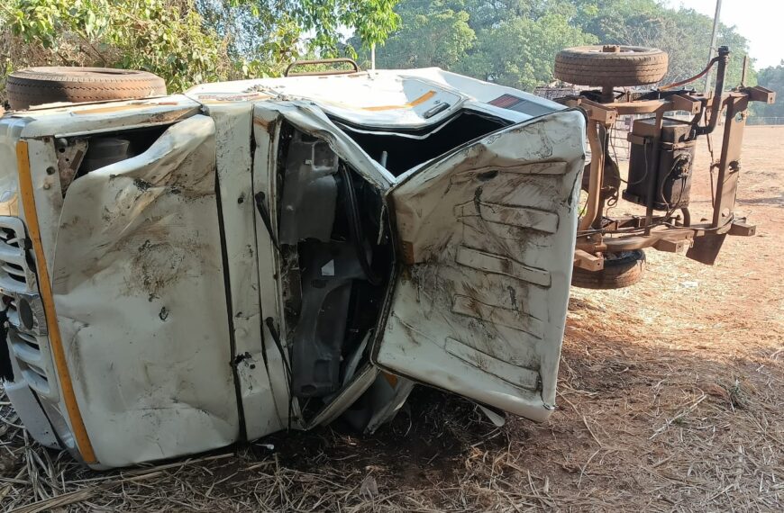 शिरसंगीत हत्तीने दोन चारचाकी केल्या ‘चक्काचूर’