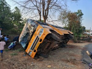 हत्तीने स्कूलबस केली पलटी ..ओमनीचे केले नुकसान