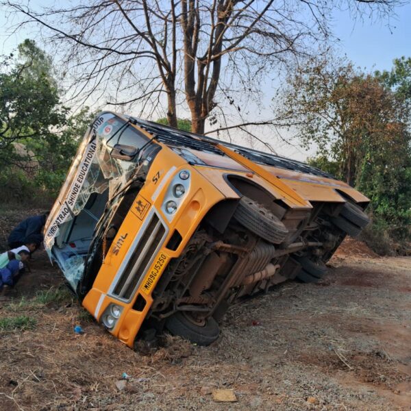 हत्तीने स्कूलबस केली पलटी ..ओमनीचे केले नुकसान