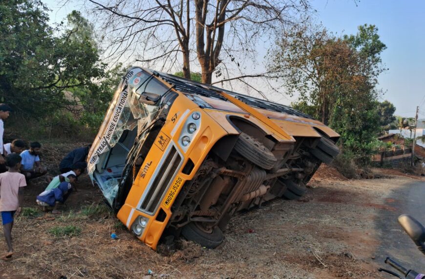 हत्तीने स्कूलबस केली पलटी ..ओमनीचे केले नुकसान