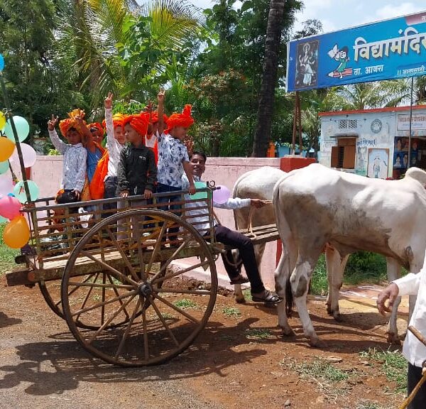 वि मं. पोश्रातवाडी शाळेत नवागतांचे स्वागत बैलगाडीतून