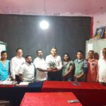 सिरसंगी केंद्रशाळा प्रमुख करवीर गोरे यांचा शालेय कमिटीतर्फे सत्कार