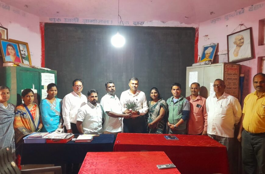 सिरसंगी केंद्रशाळा प्रमुख करवीर गोरे यांचा शालेय कमिटीतर्फे सत्कार