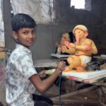 सिरसंगीतील सुतार कुटुंबाची चौथी पिढी गणेशमूर्ती कलेचा वारसा जपत आहे