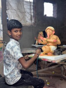 सिरसंगीतील सुतार कुटुंबाची चौथी पिढी गणेशमूर्ती कलेचा वारसा&hellip;