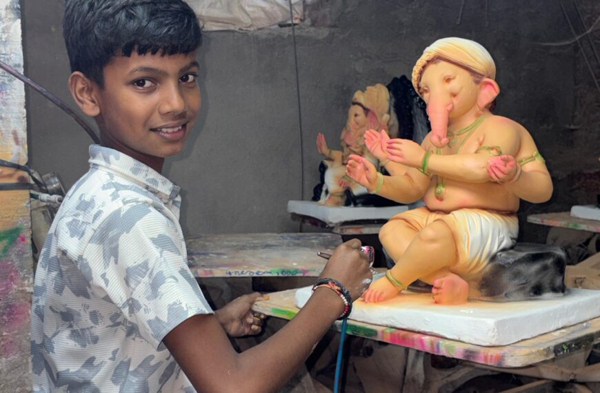 सिरसंगीतील सुतार कुटुंबाची चौथी पिढी गणेशमूर्ती कलेचा वारसा जपत आहे