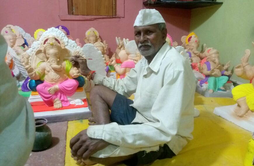 तीन दशकांपासून गणेशमूर्ती घडविण्याची परंपरा जपणारे सिरसंगीचे विष्णु कुंभार